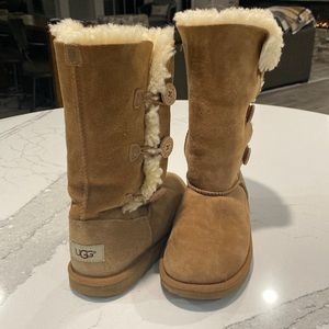 🔥 UGG Boots, Tan, Buttons  - Youth 4